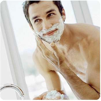 Мужчина бреется средством Razorless Shaving.